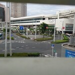 Jonasan - 着席した席からの千葉駅。電車が行き来していました。