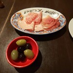 パラッツォ サン グスト - イタリア産生ハウとサラミ、モルタデッラハムの盛り合わせ&イタリア産オリーブ