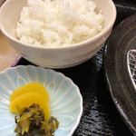 Tonkatsu Tonshin - ご飯と漬物