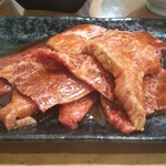 炭火焼肉 牛和鹿 - メインの近江牛つけ込みカルビ 100gより多く見える