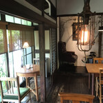 イロドリ - レトロゴシック清潔感ある店内