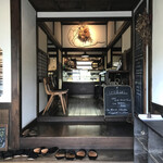 イロドリ - 玄関前から店内を見た