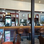 わかの屋 - 店内はテーブル席が中心でカウンターもあります。