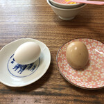 寿ラーメン - 左：ゆで玉子（50円）、右：味付き玉子（50円）【令和2年06月20日撮影】