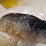 かっぱ寿司 - とろいわし塩炙り(1貫)100円アップ