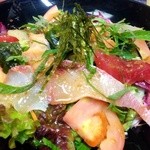 Ouri - 人気の豪華海鮮サラダ。このボリューム、この鮮度で980円