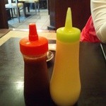 黒かつ亭 中央駅本店 - キャベツにかけるドレッシング