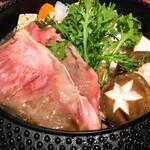 新宿 松阪牛 高級すき焼きと蟹 三嶋 - もうそろそろ食べころ？レアでいきます！！