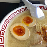 双喜紋 - ニンニク・辛味アリアリのネギ抜き超コッテリ仕様
      味付けたまごのトッピング