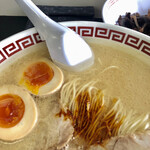 双喜紋 - ニンニク・辛味アリアリのネギ抜き超コッテリ仕様
      辛味が特徴のコチラのラーメン