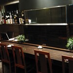 炭焼き&創作料理 松 - 店内　カウンター