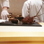 銀座 しのはら - 伊勢海老を捌きます