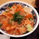 まぐろ市場 - サーモンといくらのはらこ丼大盛り690円