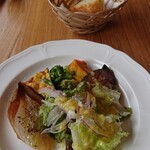 TRATTORIA  ROCCIA - 前菜盛り合わせ。ドレッシングの程よい酸味がイイ。