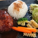 AkinoKitchen - ツレのハンバーグのプレート。盛付けとお皿の色で、さみしい感じがしなくもないかなー。