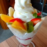 不二家 レストラン - 彩りフルーツのミルキーソフトクリームパフェ