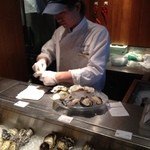 オストレア oysterbar&restaurant - 凄腕牡蠣剥き職人