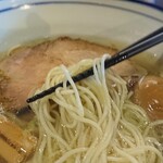 翔鶴 - この「ぱつぱつ麺」と再開できてホント良かったです。思いっきり啜ります。そうすると鶏のお出汁由来の美味しい香りに鼻腔が擽(くすぐ)られて、もーまいっちゃう。(笑)
