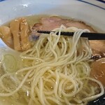 翔鶴 - 無邪気になって啜ります。全神経を口と鼻に集中して啜ります。箸休めに刻み葱をつまみます。次に支那竹をいただきます。絶妙な塩加減と柔らかさ、ちょうど良い。太めの支那竹が3本、満足できる質と量ですね。