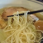 翔鶴 - 続いて、スープでひたひたになった焼海苔をいただきます。「磯の香り」が塩らあめんにぴったし。磯の風味を感じながら麺を啜ります。あぁ、サイコー。生きてて良かった。