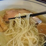 翔鶴 - ほぼ麺はなくなり、チャーシューと煮玉子とスープだけになりました。これがわたしのルーティーンです。チャーシューを箸で丁寧につまんでお口に運びます。モグモグ味わってからスープを飲むのです。