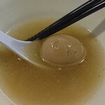 翔鶴 - 最後にスープをふたくち分くらい残しておいて、煮玉子をレンゲに載せてお口に運びます。ひとくちでパクッ、モグモグ。美味しいなぁ。最後に残りのスープをいただいてフィニッシュ！