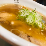 江南行店 - 【ラーメン 】780円

■スープ
      国産の豚骨と鶏ガラを
      弱火で長時間煮込んだもの。

■麺
      やや縮れた細麺