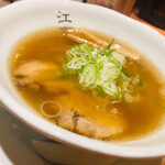 江南行店 - 【ラーメン 】780円

■スープ
      国産の豚骨と鶏ガラを
      弱火で長時間煮込んだもの。

■麺
      やや縮れた細麺