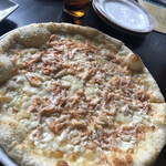 福生のビール小屋 - 桜海老と酒粕クリームチーズのピザ