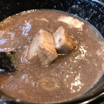 つけ麺無心 - つけ汁にもチャーシューたっぷり