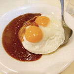 カレー専門店 横浜 - 目玉カレー(小盛)。ライスが目玉焼きで隠れてしまいました(^◇^;)笑