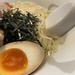 麺屋 承太郎 - 昆布水ざるラーメン。麺が昆布水にのってきます。