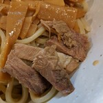 麺屋 永太 - つけ汁の中のチャーシュー引き上げ。