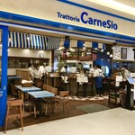 トラットリア カルネジーオ - ブルーのファサードが目を惹くカジュアルな店