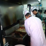 山の中華カフェ うめりあ - 忙しくなく鶏を揚げまくるオッチャン。夏場はメチャメチャ暑いんだろな。