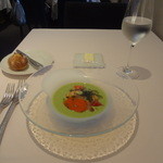 :えんどう豆のブルーテ　海老のマリネ　トマトジュレと赤ピーマンをアクセントにして