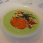 :えんどう豆のブルーテ　海老のマリネ　トマトジュレと赤ピーマンをアクセントにして