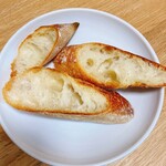 レガル - 気泡がたくさん！(人´∀︎`o)
      めっちゃ美味しいバゲットですよ！