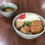 三田キッピー食堂 - からコロ温玉丼（味噌汁付き）