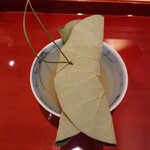 銀座 しのはら - 蓮の葉に包まれた鮑の肝のシャリ和え