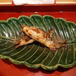 銀座 しのはら - 鮎(上が郡上八幡産、下が琵琶湖産)