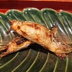 銀座 しのはら - 鮎(上が郡上八幡産、下が琵琶湖産)