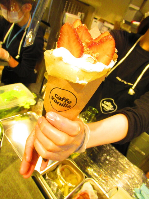 wクリームでボリューミーな ストロベリークレープ734円 カフェバニラ ミレド店 は フラワーショップと併設のカフェ 大同生命ビルミレド1階に 2020年6月18日にニューオープンです By 食べ過ぎ太り過ぎ カフェ バニラ Caffe Vanilla wクリームでボリューミーな ストロベリークレープ734円 カフェバニラ ミレド店 は フラワーショップと併設のカフェ 大同生命ビルミレド1階に 2020年6月18日にニューオープンです By 食べ過ぎ太り過ぎ カフェ バニラ Caffe Vanilla