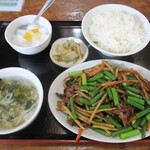 魯園菜館 - ニンニクの芽と牛肉炒め定食