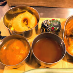 ゼロワンカレーA.o.D - ワダとサンバルとラッサムと卓上にあったゾウの置物