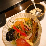 すてーき西岡 - サラダ。色んな野菜がタップリで美味しい～(≧∀≦)
            生のコーンも添えて頂きました！