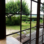 グランパ   - 座った席から眺めたお庭。とっても長閑です。