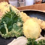 Udombiyori - 綺麗な麺に、ちくわ、半熟卵、大葉の天ぷらが鎮座～