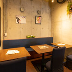 KokoFLAT cafe Hommachi - 奥テーブル席