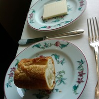 ミクニ ヨコハマ - パンはまずくないけど固いですね